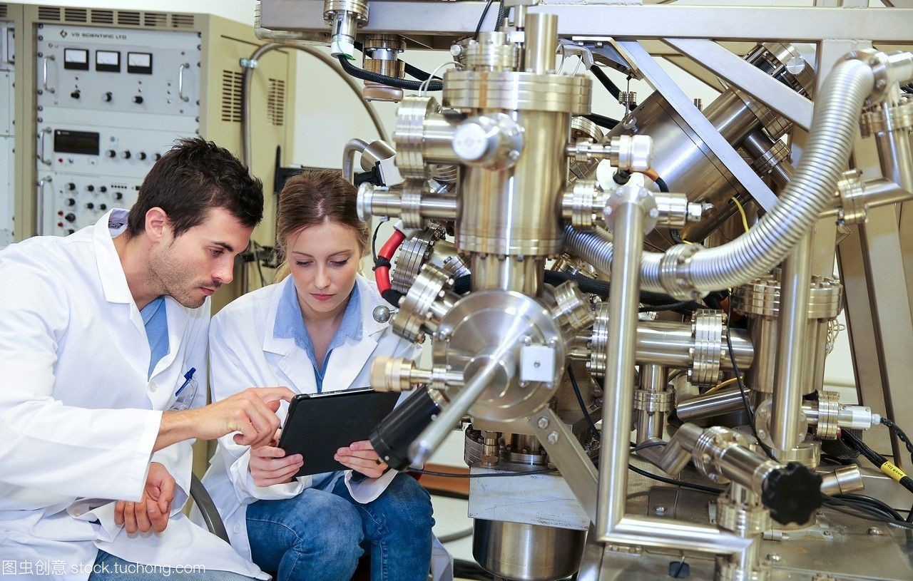 研究人員。表面光譜儀,光電子能譜學,俄歇電子能譜學,aesvg科學自動扶梯200d表面分析設備。技術服務行業。tecnaliaresearch&innovationdonostiasansebastiangipuzkoabasquecountry,西班牙。